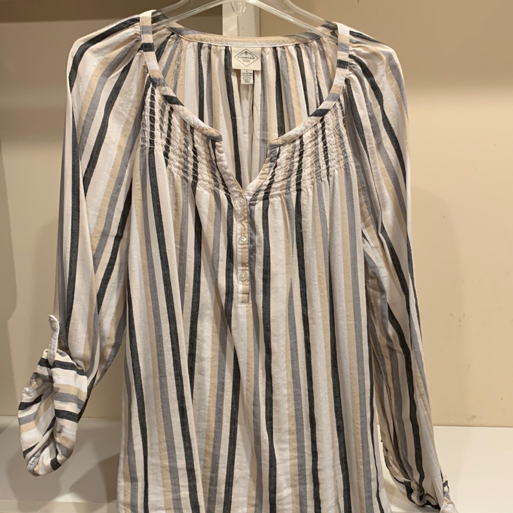 Cotton blouse with turned up sleeve or long.
